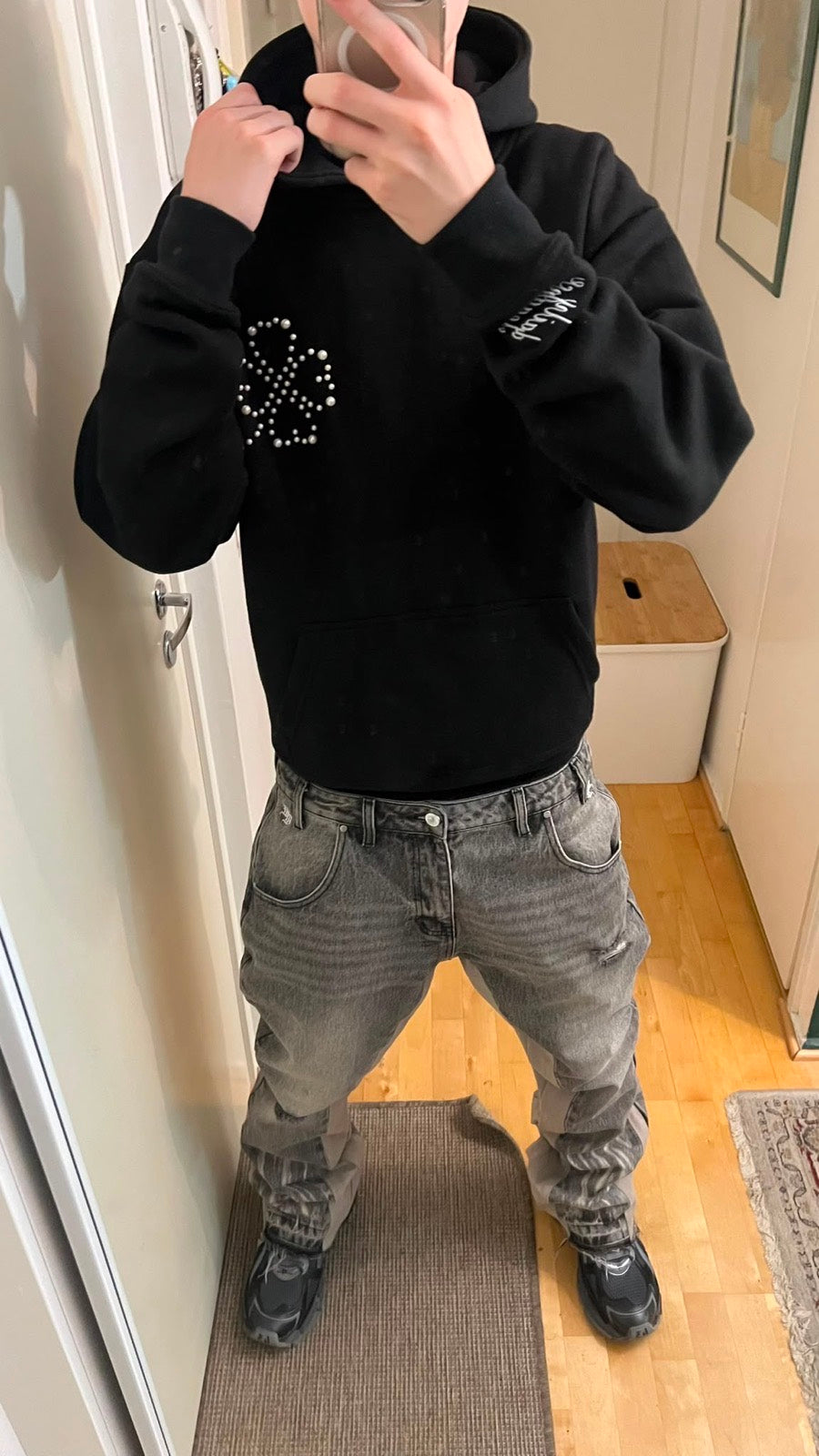 PEARL HOODIE BLACK worn by our community
