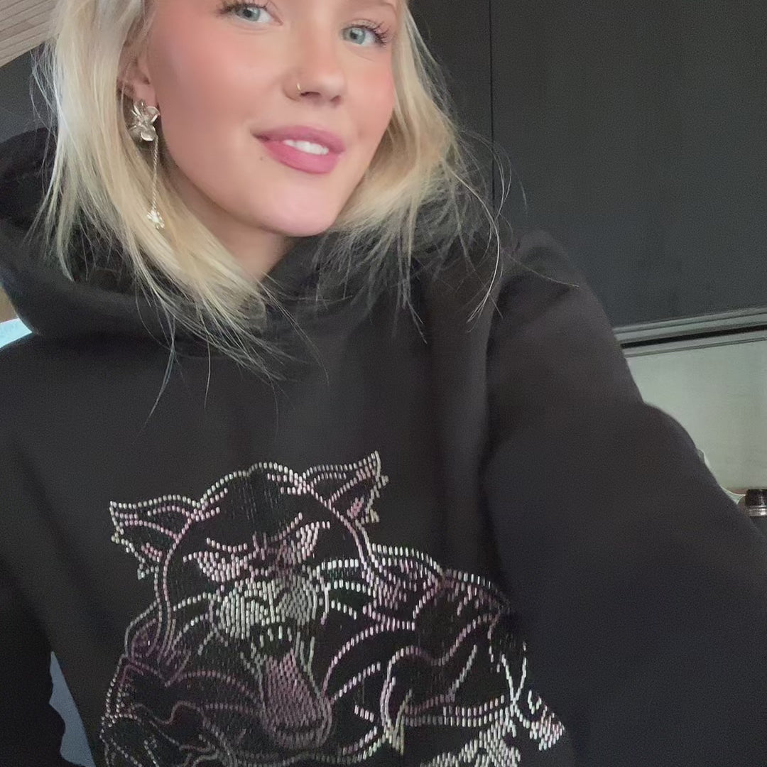 Whospanther Black Tracksuit – tyylikäs musta rhinestone verkkapuku. Trendikäs streetwear asu miehille ja naisille nopealla toimituksella Suomessa.