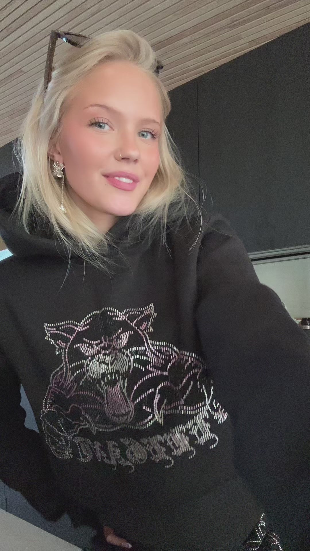 Whospanther Black Tracksuit – tyylikäs musta rhinestone verkkapuku. Trendikäs streetwear asu miehille ja naisille nopealla toimituksella Suomessa.